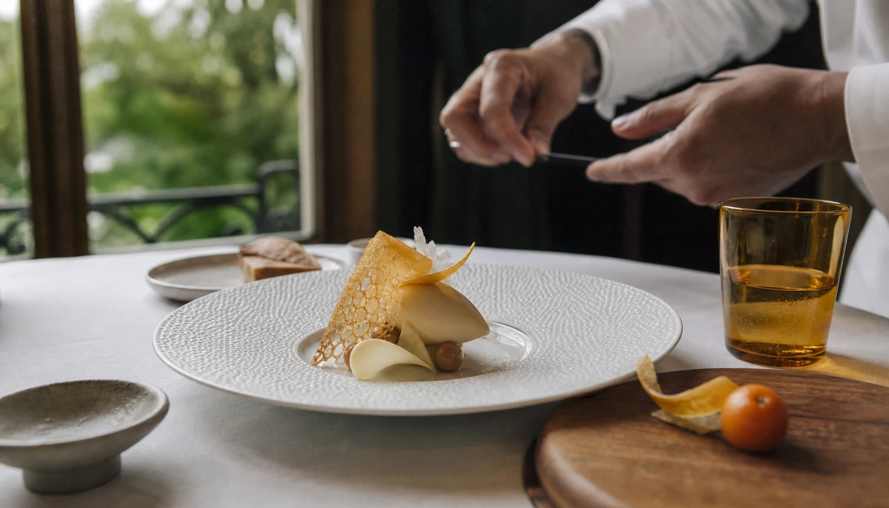 Visuel éditorial photoréaliste sur À la Villa René Lalique, l'audace sucrée de Jonathan Bunel intrigue, rubrique Cuisine pour Yamazaki